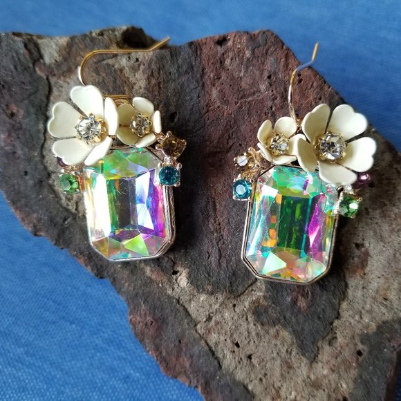 🌺Betsey Johnson Floral Iridescent Stone Earrings - NWOT🌺 - Picture 2 of 5